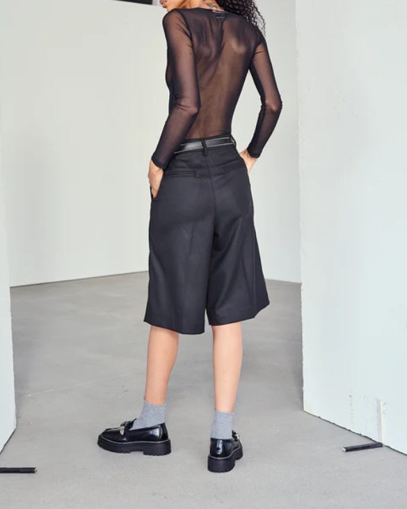 SHORT ALCYONE BLACK ~ CARAVAN PALLAS